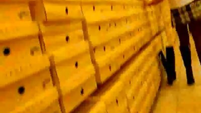 Divi cāļi izrāda savu iekāri pret lielo, cieto knābi