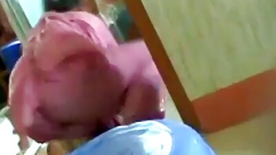 Pamātes un māsas un brunete MILF guļamistabā dzīvo neapturamu seksu