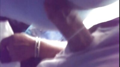 Melnkoks cālis labi rūpējas par baltu gaili ar savu dupsi