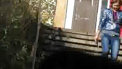 Redhead meitene tiek saslēgta roku dzelžos un fucked hardcore