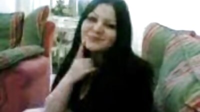 A slampa ar milzīgām krūtīm ir fucked dziļi viņas saspringtajā mazajā pakaļā