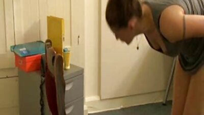 Brunete, kas loves kļūst gailis viņas ass kļūst cumshot