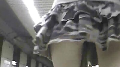 Rozā dildo tiek plaši izmantots seksīgam jaunam cukuram